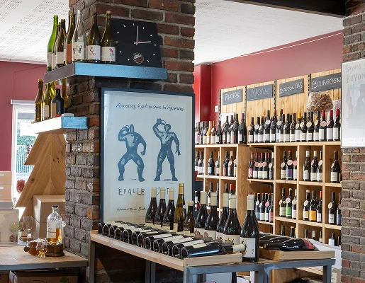 Conseil personnalisé pour chaque client pour qu'il parte avec sa bouteille de vin à Avrainville